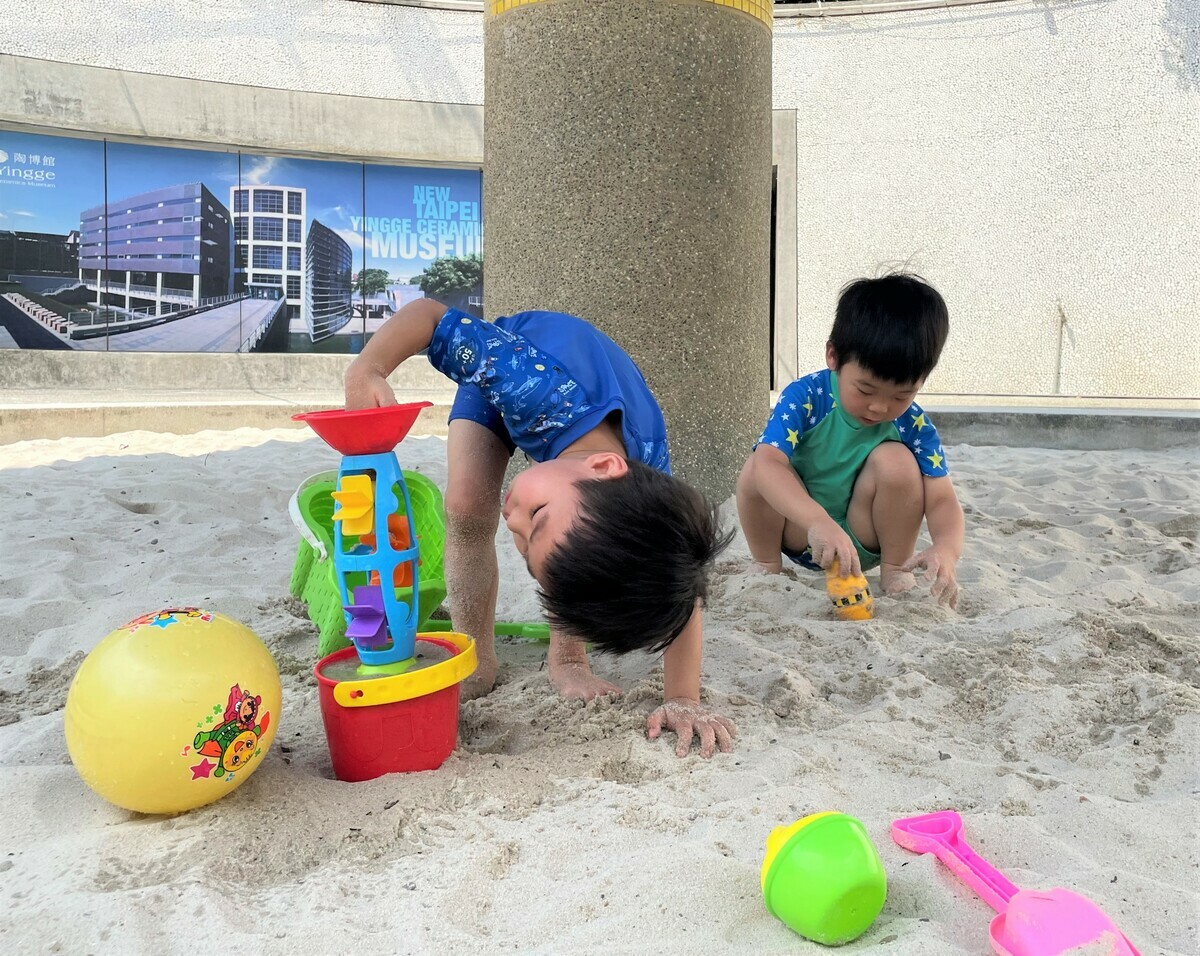 周邊兒童遊戲沙坑區、貼心方便的沖洗區、淋浴間，民眾都可多加利用。 圖：鶯歌陶瓷博物館提供
