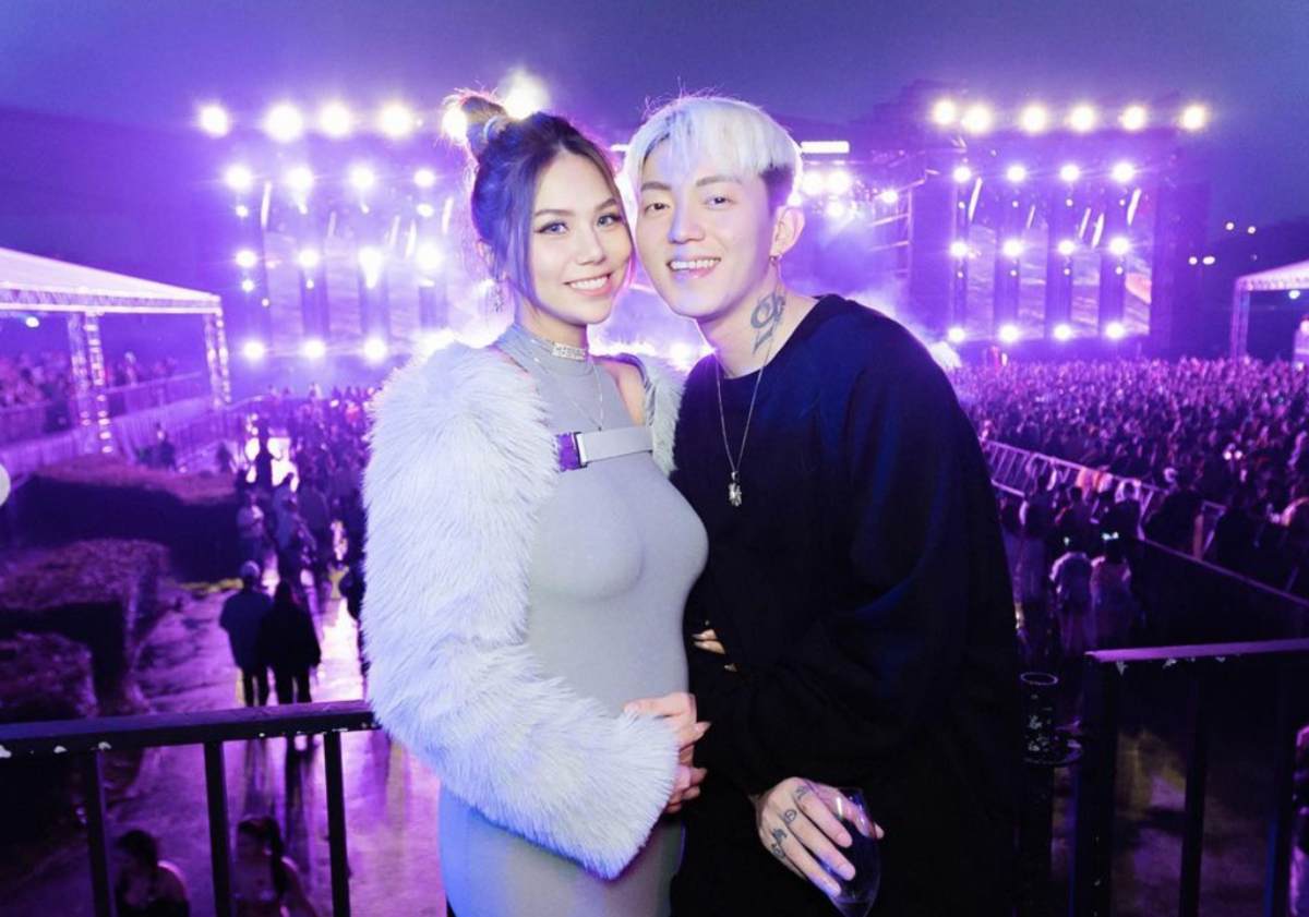 「反骨男孩」蕾菈去年和DJ湯宇結婚後便傳出懷孕喜訊，如今懷孕8個多月。 圖：翻攝自IG＠la.112814