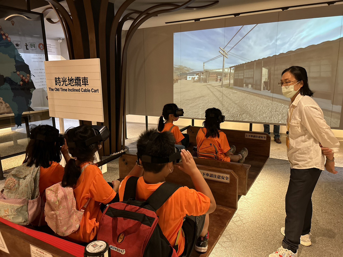 新北市學童體驗苗栗縣文化景觀台灣油礦陳列館AR時光地覽車。 圖：新北市文化局提供