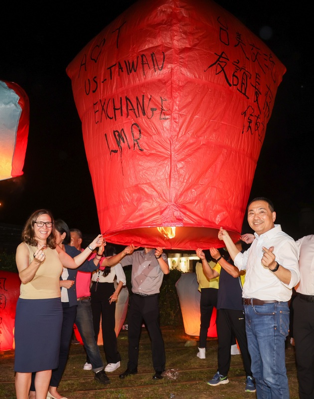 侯友宜和美國在台協會（AIT）主席羅森柏格一同在平溪放天燈。 圖：新北市政府／提供
