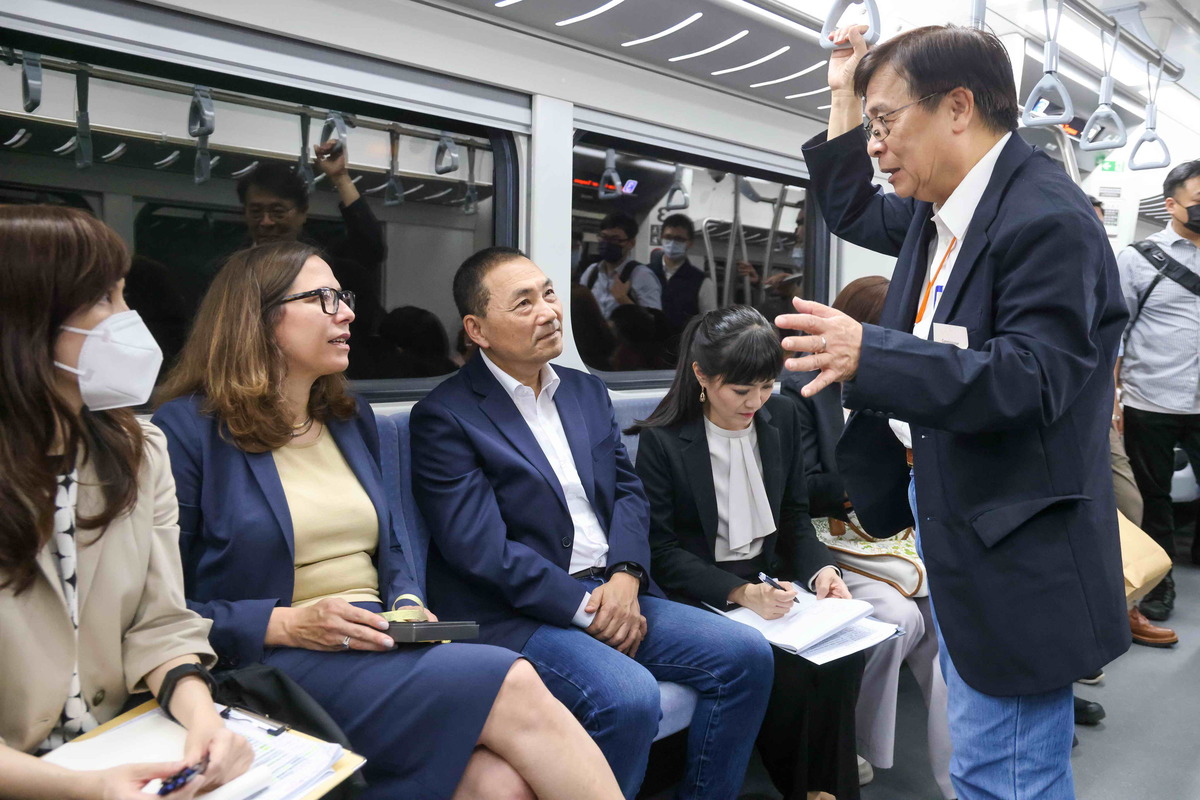 美國在台協會（AIT）理事主席羅森柏格來台與侯友宜同搭台鐵赴平溪，新北市交通局長鍾鳴時為兩人說明市政建設。 圖：新北市政府提供