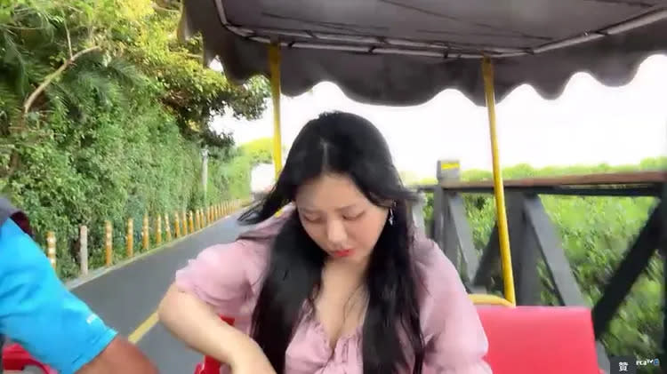 오세블리到八里邊騎四輪車邊直播，卻遭到一名男子伸出鹹豬手摸了她的大腿。 圖：翻攝自IG＠ohsevely_28