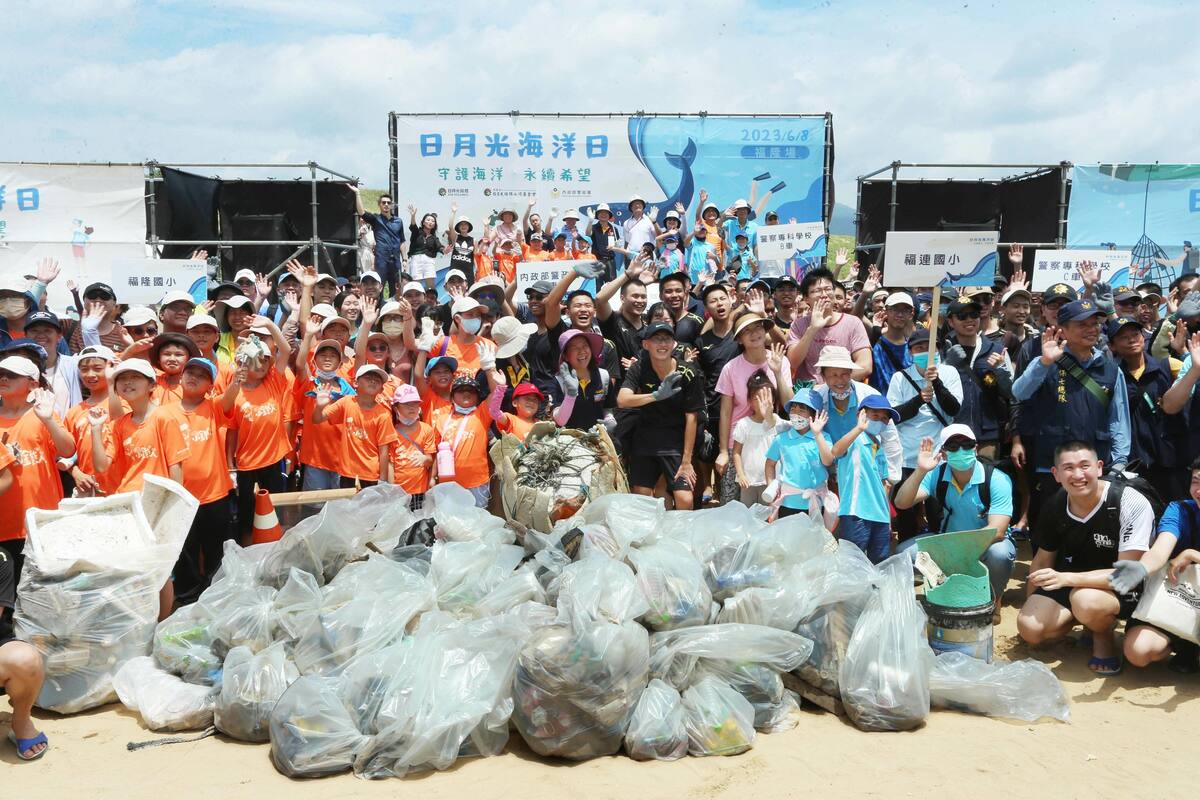 日月光海洋日各界響應熱烈，淨灘成果豐碩，減輕海洋沙灘不少負擔。 圖：財團法人日月光環保永續基金會提供