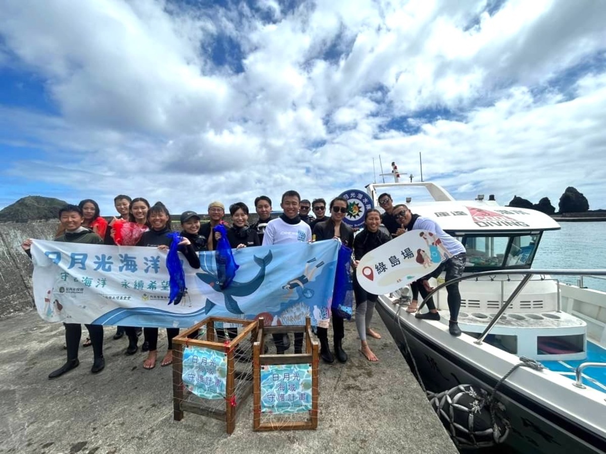 串連綠島、蘭嶼、小琉球、澎湖、墾丁共同參與日月光海洋日淨海淨灘活動。 圖：財團法人日月光環保永續基金會提供