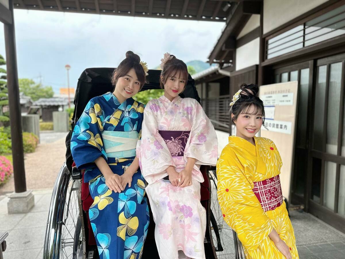 今(8)日她們來到山口市的「菜香亭」，換上和服坐著人力車，體驗日本風情。 圖：翻攝自FB/Rakuten Girls