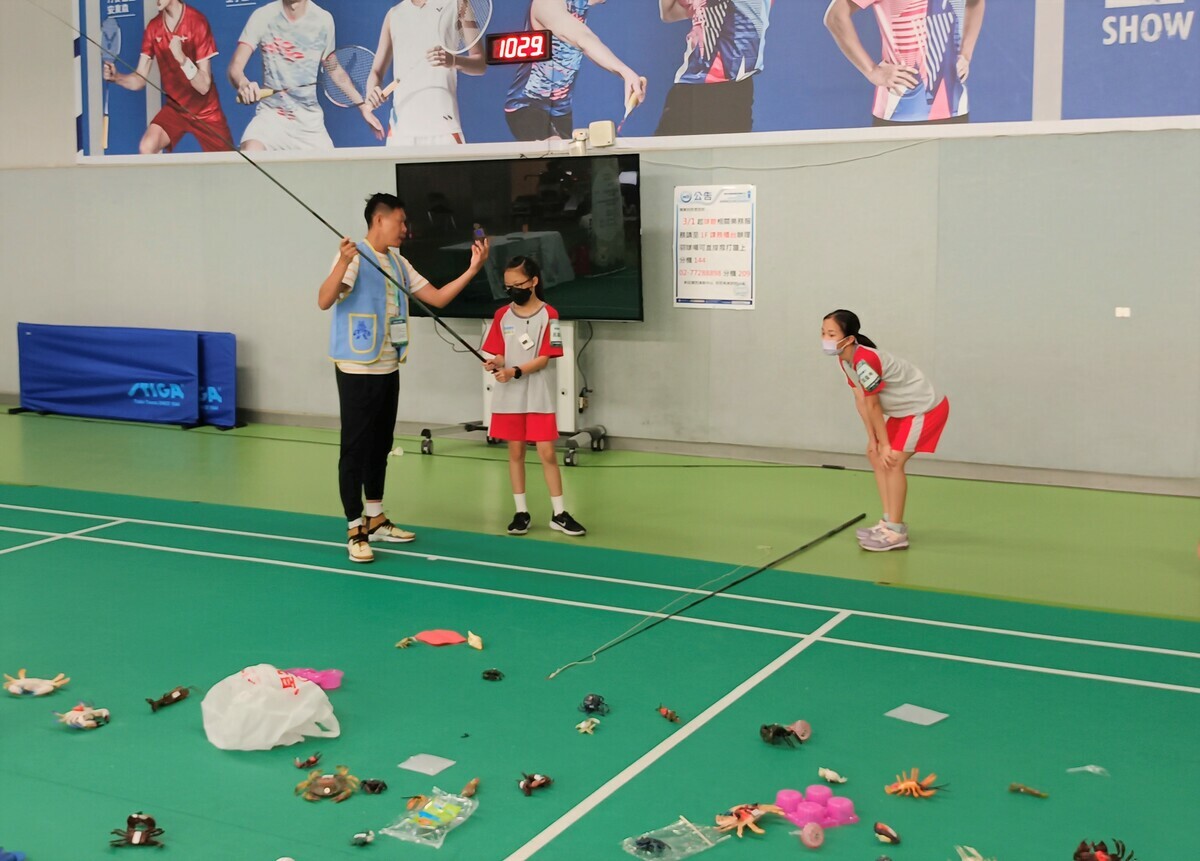 天才小釣手準備將蝦蟹釣上杆。 圖：新北市教育局提供