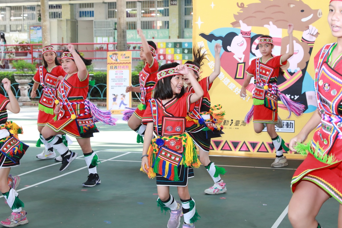 丹鳳國小原住民團進行開場表演。 圖：新北市體育處提供