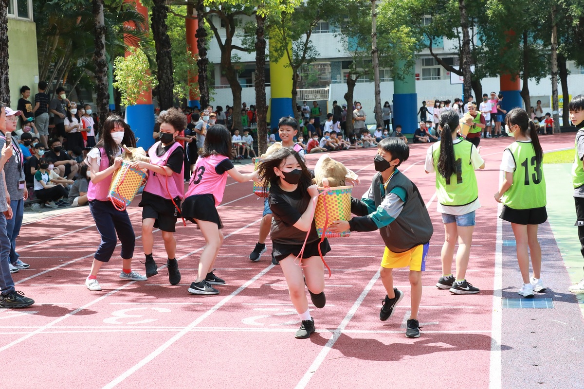 扛著野豬跑大隊接力。 圖：新北市體育處提供