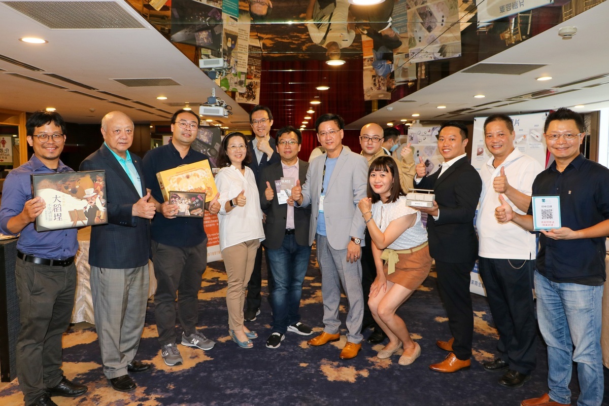 每家廠商的產品特色除了透過簡報呈現外，藉由現場攤位的展示，更拉近彼此距離，增加創投媒合商機，會後統計共簽訂15張「合作意向書」，預估促成至少新台幣1.5億元商機。 圖：新北市經發局/提供