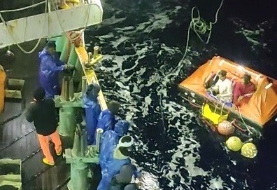 「盈榮638號」漁船協助救援美國籍「SEA SMILE」漁船船員。 圖：海洋委員會提供