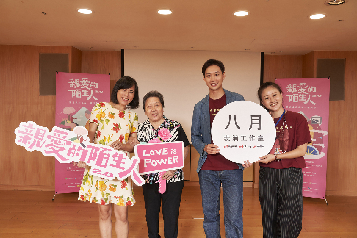 導演安德森與演出者合影 圖：八月表演工作室提供