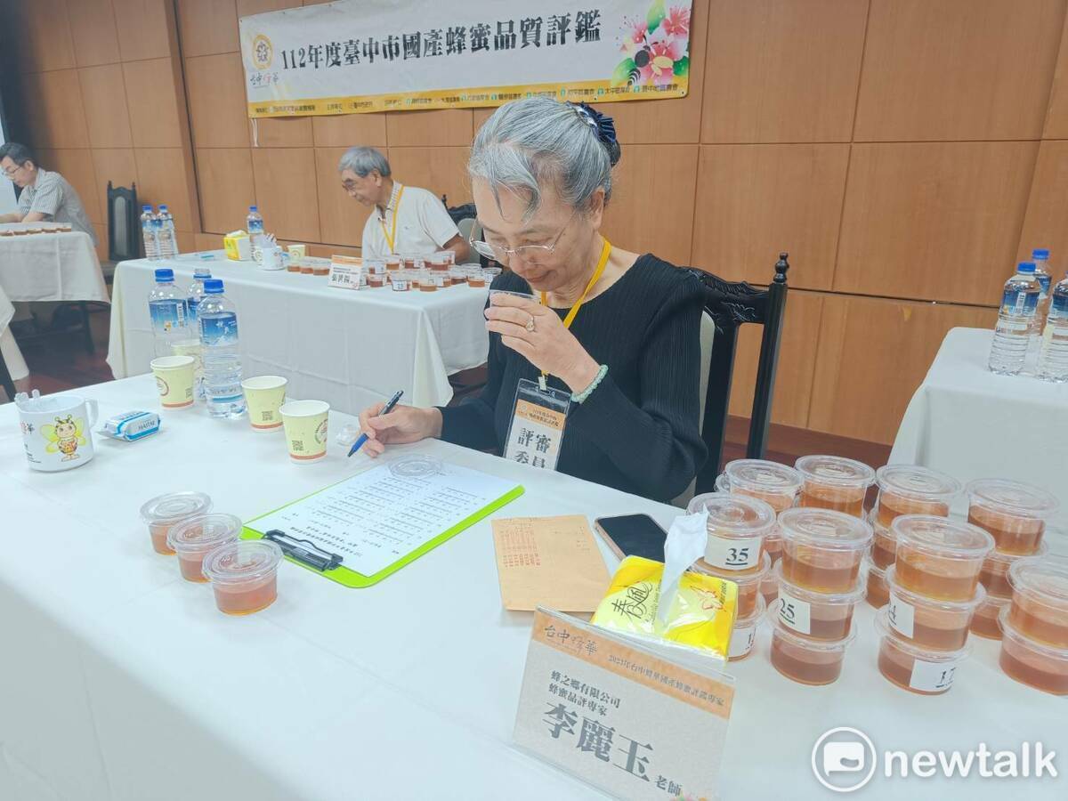 蜂蜜品評專家李麗玉老師評審中。 唐復年/攝