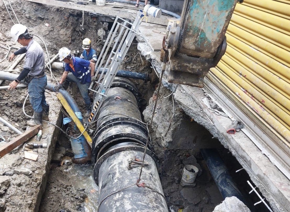 新莊區瓊林路38號巷口道路於昨(7)日12時6分發生地下自來水管線(1000mm)爆裂，造成大量自來水湧出路面。 圖：新北市政府提供