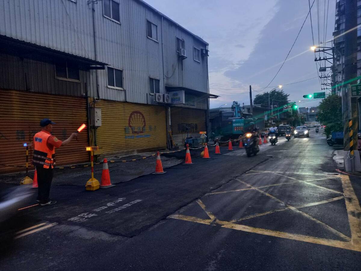 今日16時開始鋪設柏油平整路面，並於作業期間使用透地雷達檢測周邊90公尺範圍，未發現掏空及異常情形，已於晚間18時45分恢復單線通車。 圖：新北市政府提供
