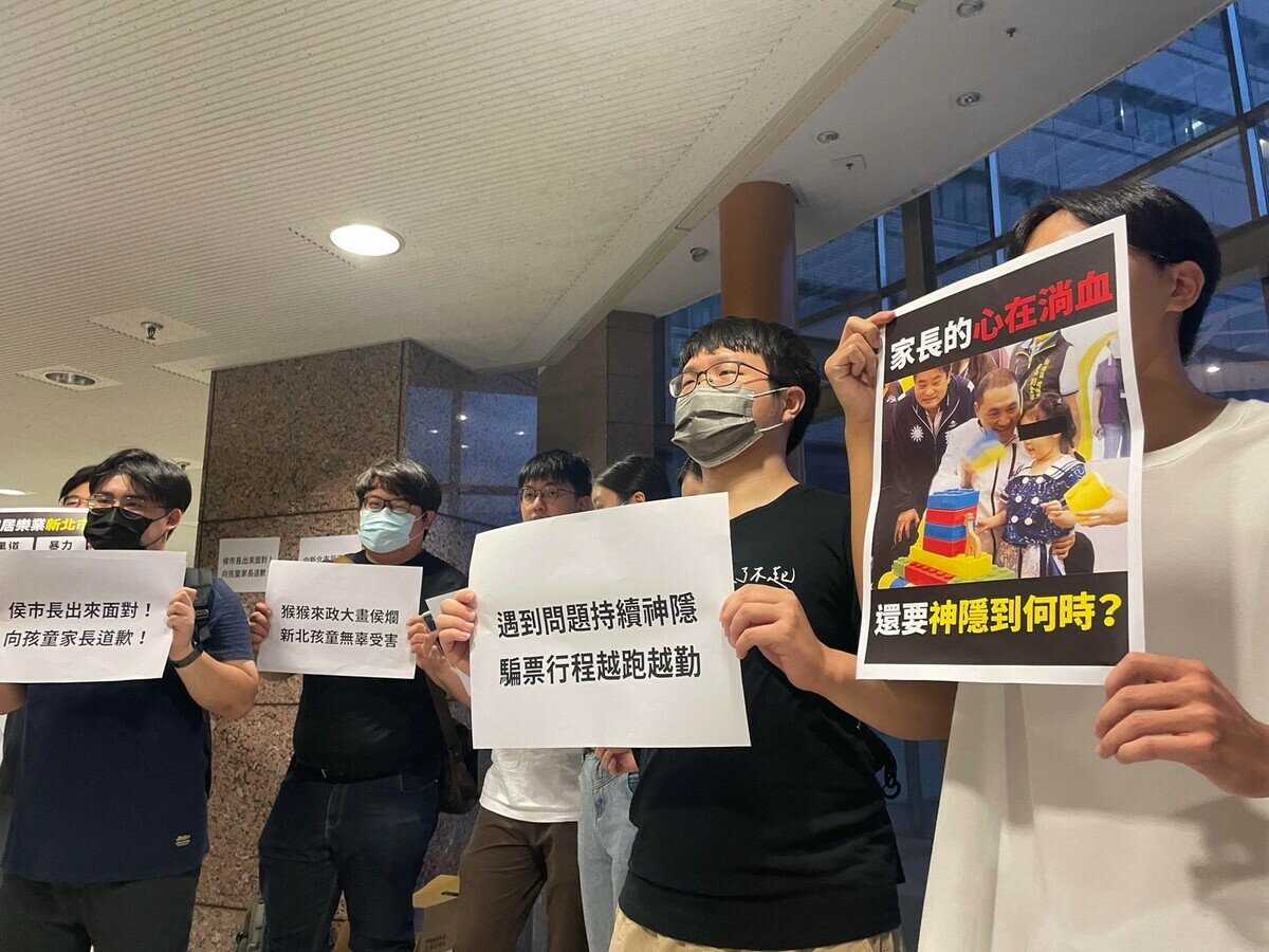 侯友宜赴政大座談，學生發起抗議活動。 圖：政大學生會提供