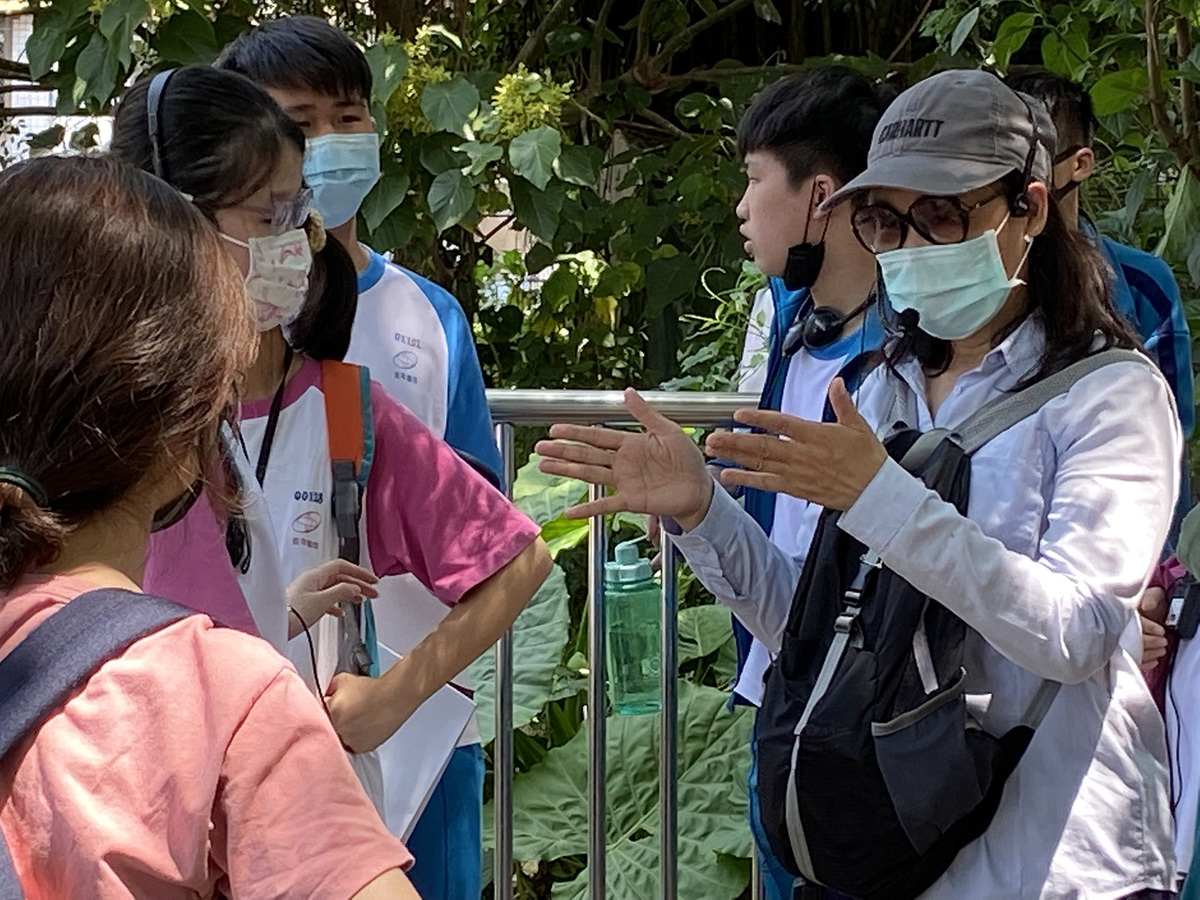 永和社大講師陳秀鳳深入淺出的講解讓永平完全中學學生獲益匪淺。 圖：新北市水利局提供