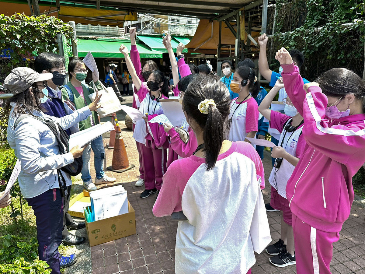 生態教育走讀活動穿插廉政問答遊戲，讓學生們在生動有趣的氣氛中建立清廉意識的正確價值觀。 圖：新北市水利局提供