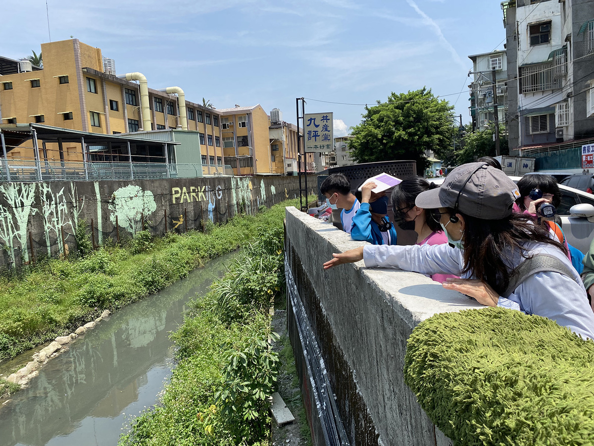 子母溝的渠道工法增加流水速度；河道兩旁植栽綠化，營造友善生態的棲地環境。 圖：新北市水利局提供