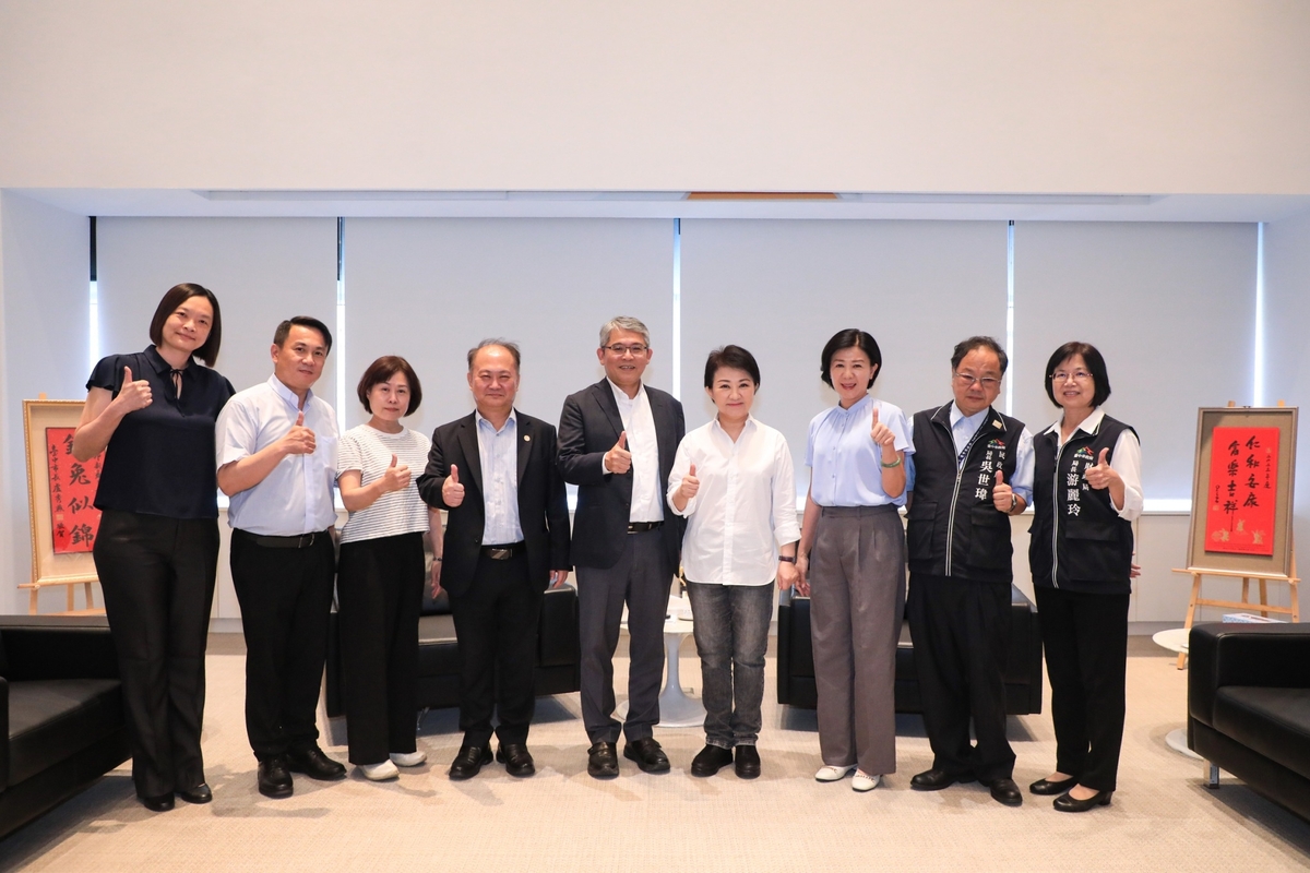 國慶籌備委員會秘書長花敬群及團隊一行人，至台中市政府拜會市長盧秀燕。 台中市政府/提供