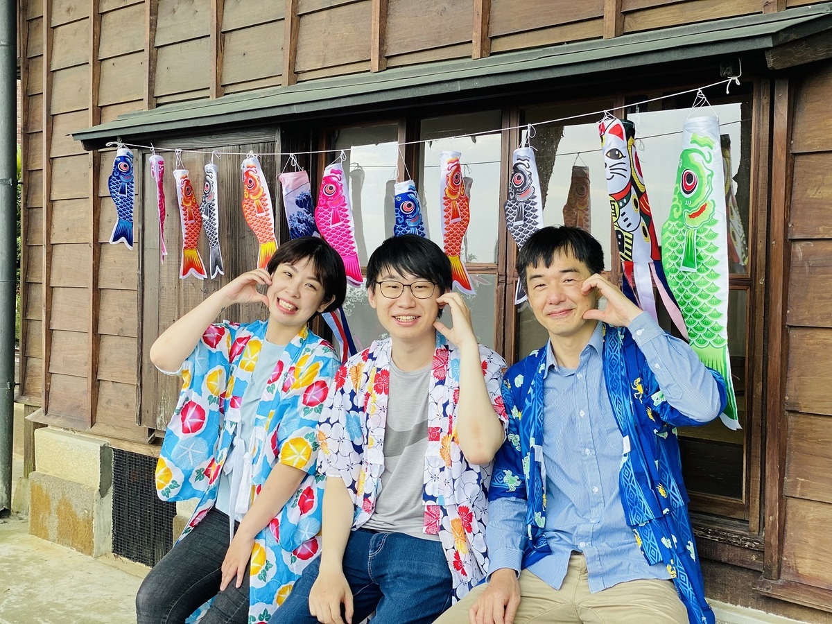 民眾只要在臉書或IG發布與鯉魚旗創意合照的限時動態，並標註淡水古蹟博物館，就有機會獲得限量15份「淡古三寶」或是150份「舌尖上的古蹟－台農聯名保久乳」，送完為止。 圖：淡水古蹟博物館提供