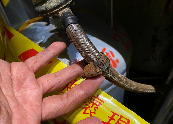 使用爐具點火前，應確認無瓦斯漏氣，如需更換瓦斯桶使用，務必關閉火源再行更換。 圖：新北市消防局提供