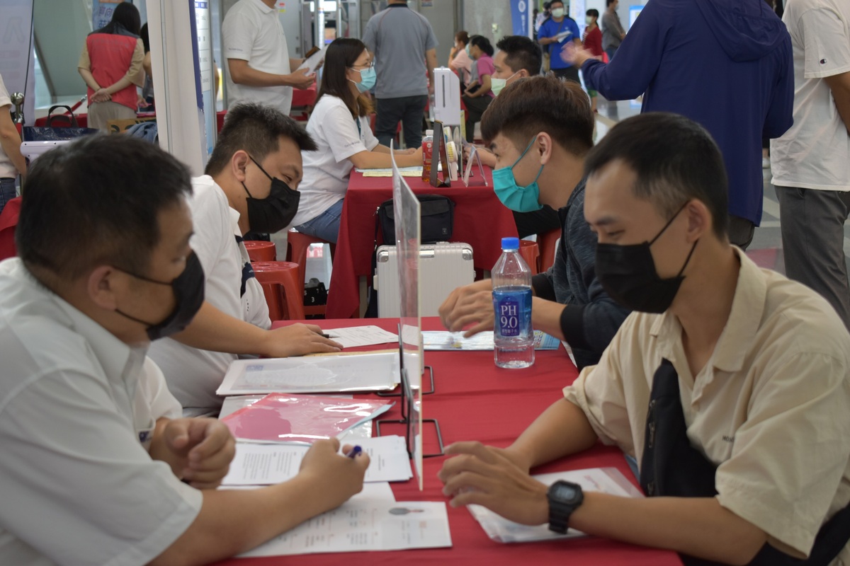 中市府舉辦徵才，現場面試人潮相當踴躍。 台中市政府/提供