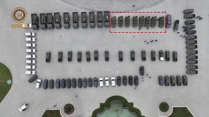 車臣共和國領導人卡德羅夫（Ramzan Kadyrov）釋出的影片中，包含 8 架中國製造的虎式裝甲運兵車。 圖：翻攝自推特用戶「Ukraine Weapons Tracker」