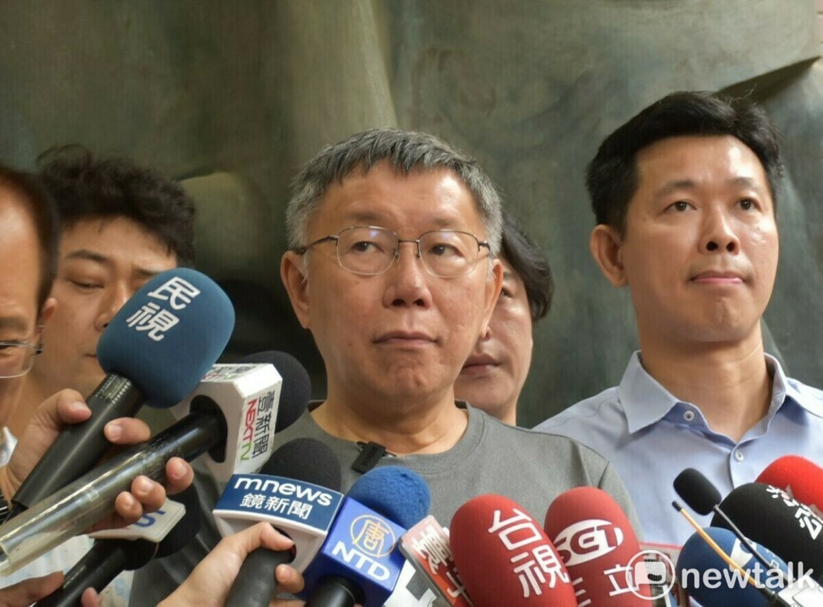 柯文哲(中)反駁侯友宜釣魚台主權說法。 圖：孫家銘攝