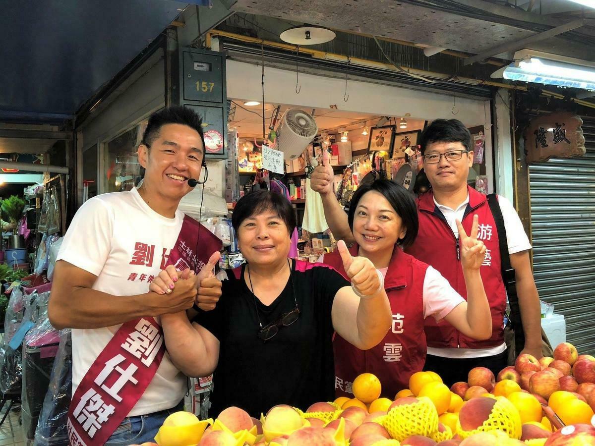 現任民進黨不分區立委范雲為在擔任社民黨召集人時，曾推薦被指控涉及性騷擾的台北市議員參選人劉仕傑一事道歉。圖為2018年選前街訪行程。 圖：翻攝范雲臉書(資料畫面)