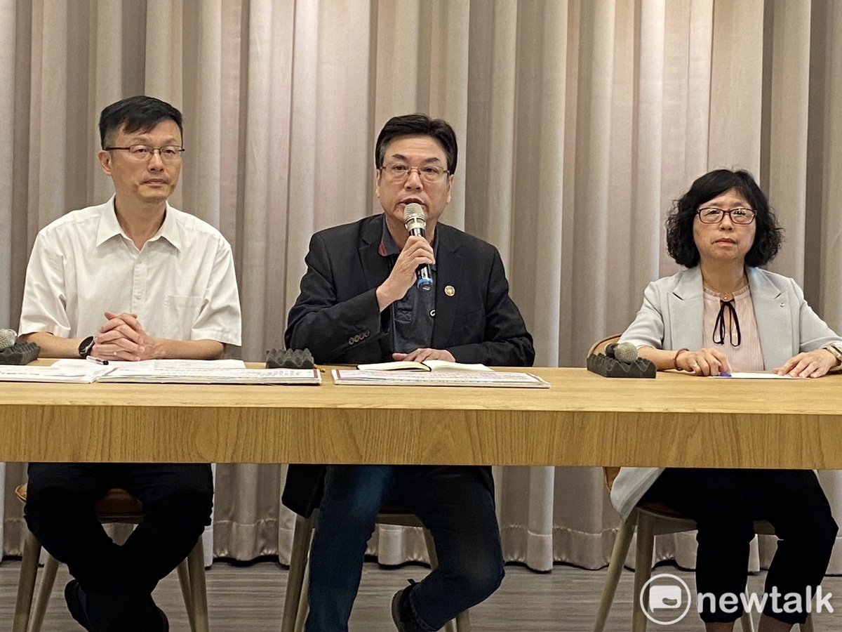 新北市副市長劉和然率教育局長張明文、衛生局長陳潤秋、社會局副局長許秀能、法制局長吳宗憲召開幼師餵藥案進度說明會。 圖：林昀真／攝