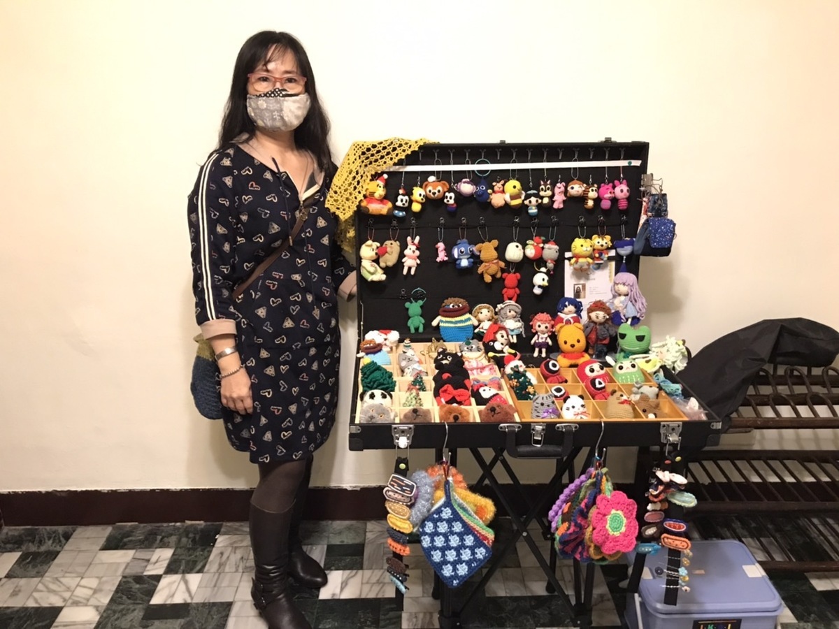 老師張麗淳的毛線編織創作。 圖：新北市文化局提供