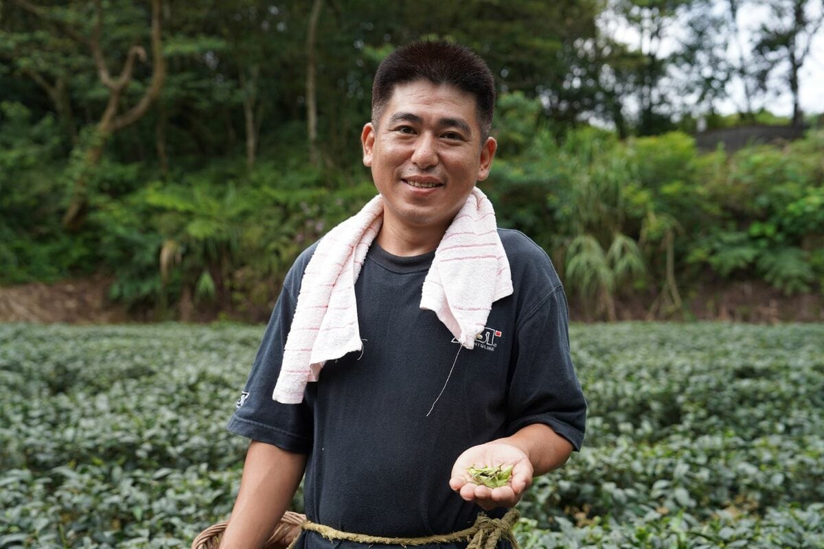 首次獲得特等獎的許智雄，經營阿文茶園，是家中第三代，與母親許張儉君共同經營茶園。 圖：新北市農業局提供