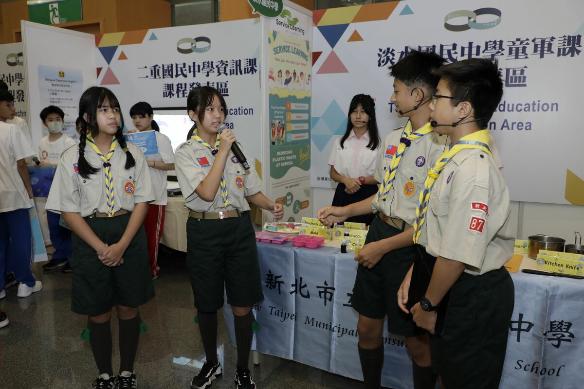淡水國中學生展演童軍雙語課程成果。 圖：新北市教育局提供