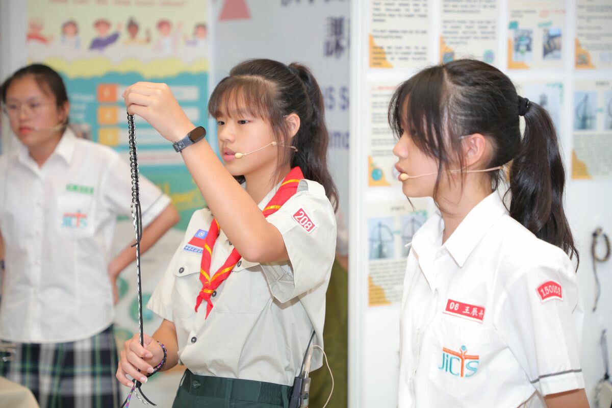 樟樹國際實中國中生展演童軍雙語課程成果。 圖：新北市教育局提供