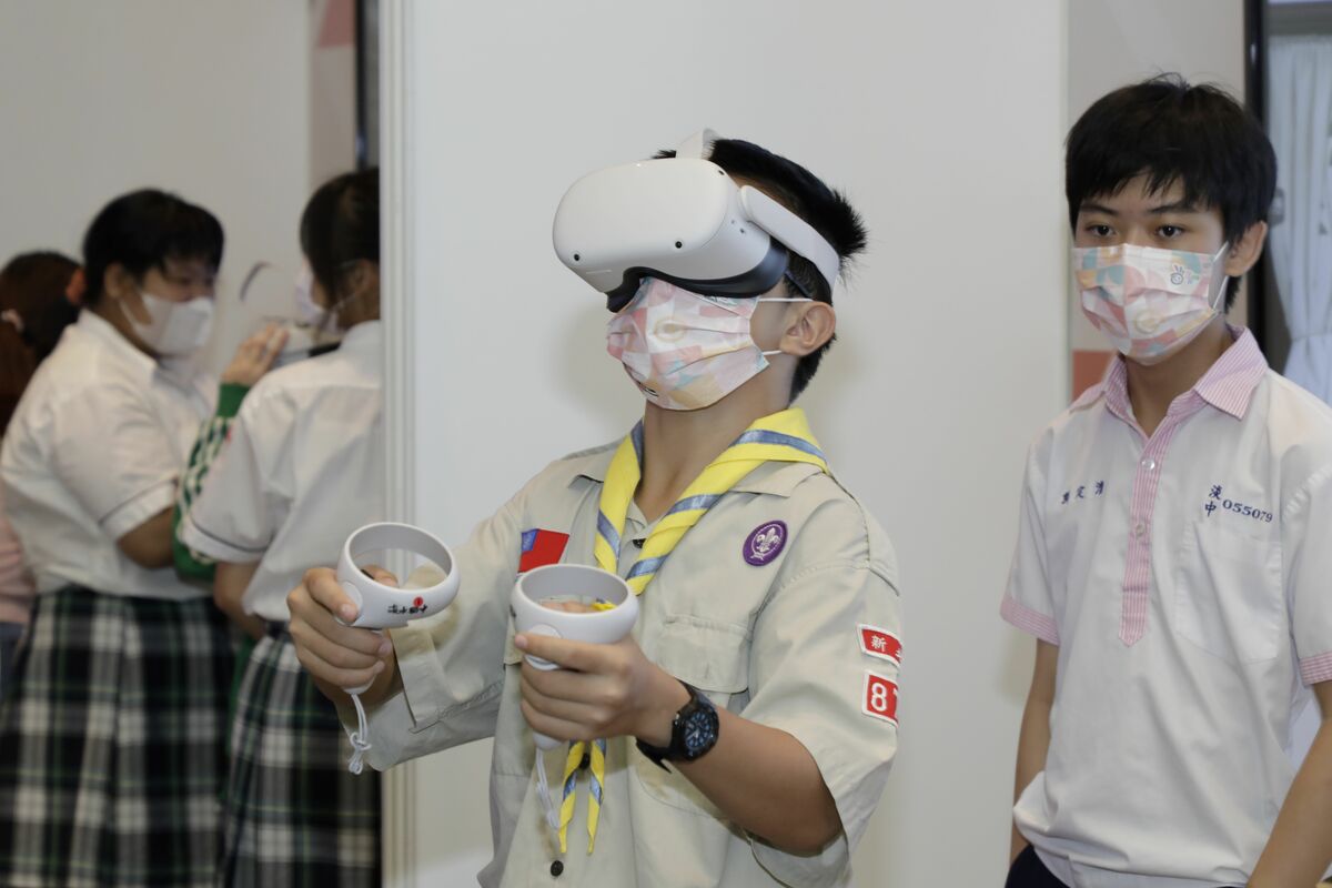 學生體驗VR雙語課程。 圖：新北市教育局提供