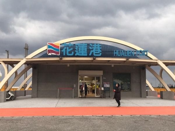 今年「鯨夏洄瀾」海港夏令營活動在7月20日及8月3日推出，可以讓爸媽與小朋友一起探索花蓮港獨特的魅力。 圖：翻攝自交通部航港局臉書