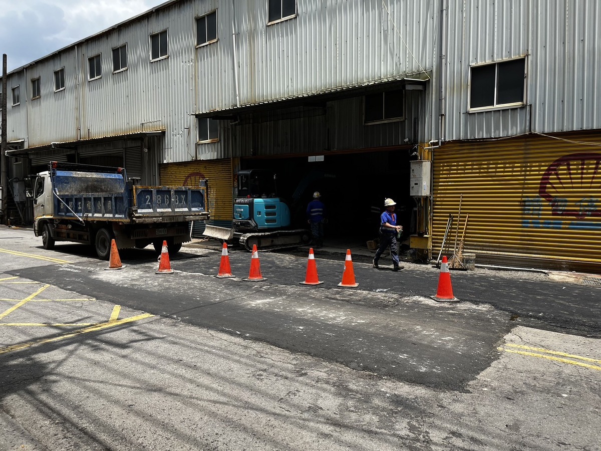 經過新北市政府團體連夜督導台水公司搶修，已於昨(8)日12時恢復供水，並於今(9)日12時恢復瓊林路全線通車。 圖：新北市政府提供