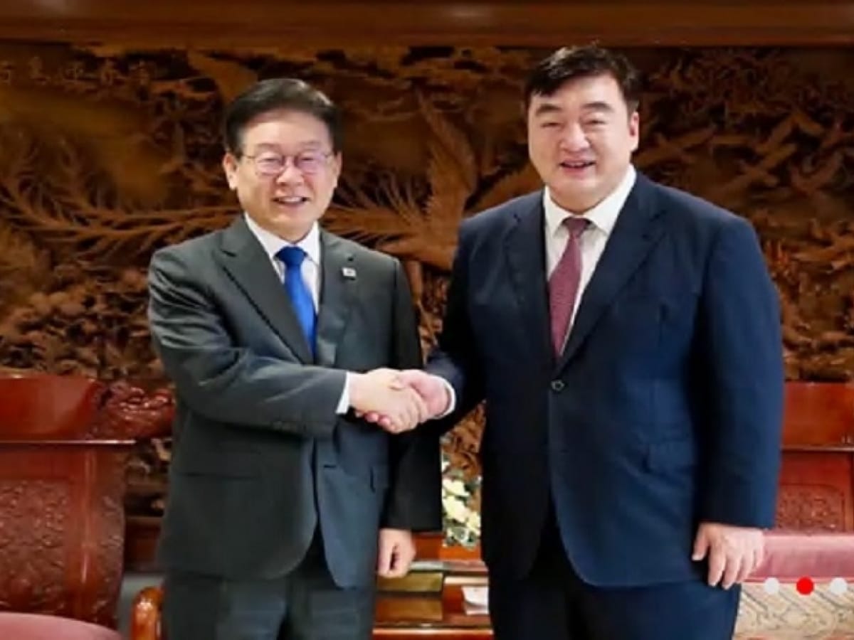 中國駐南韓大使邢海明(右)8日與南韓在野的共同民主黨黨魁李在明(左)會面。 圖：中國駐南韓大使館網頁截圖