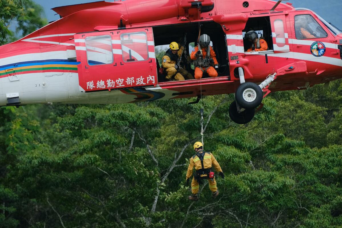 直升機吊掛森林護管員前往火場。 圖：農委會/提供