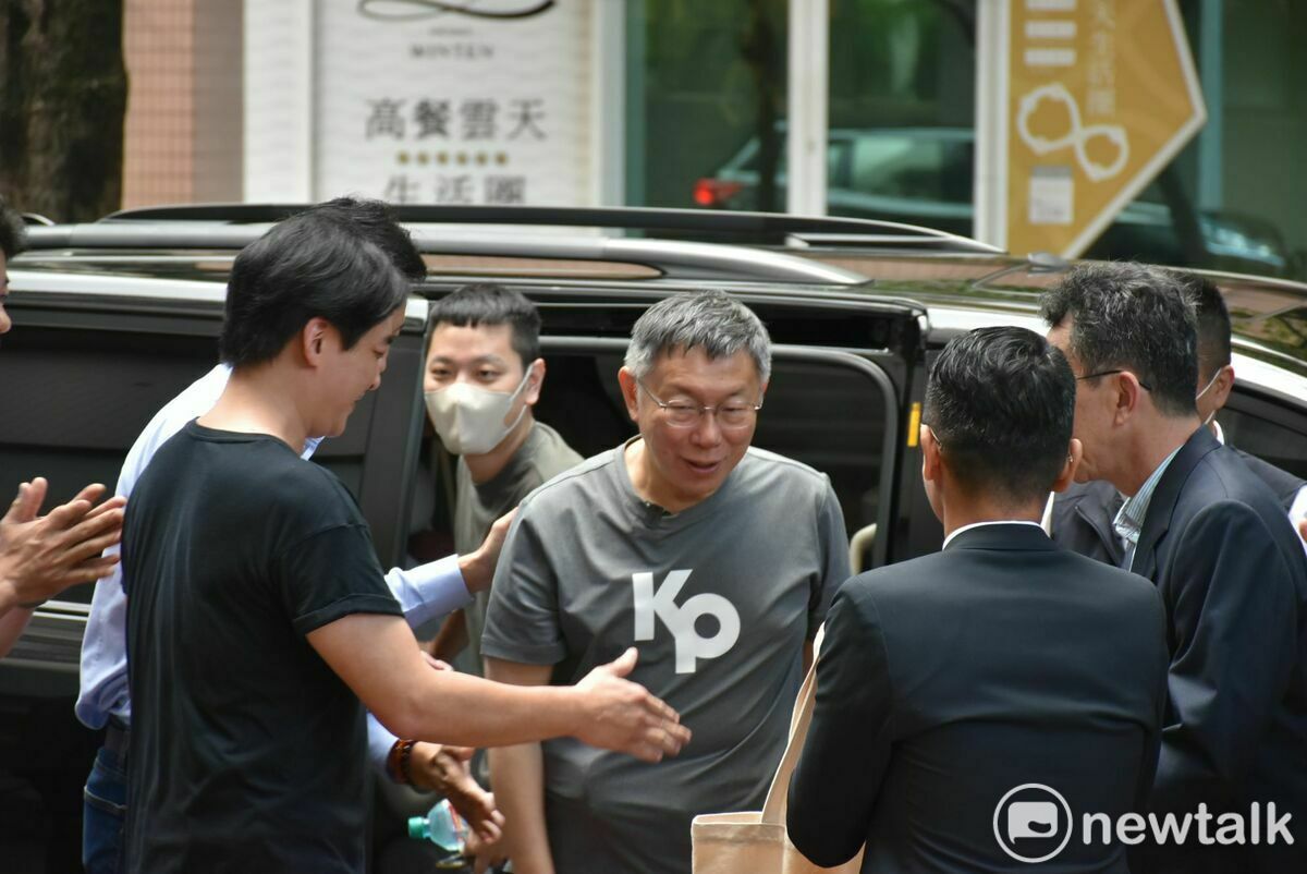 柯文哲(中)抵達高雄餐旅大學。 圖：孫家銘攝