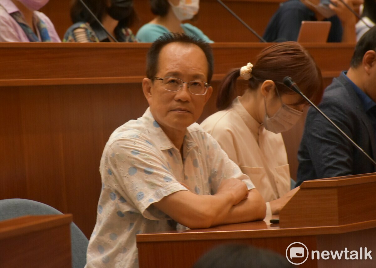 林富男(左)全場聆聽柯文哲專題演講。 圖：孫家銘攝