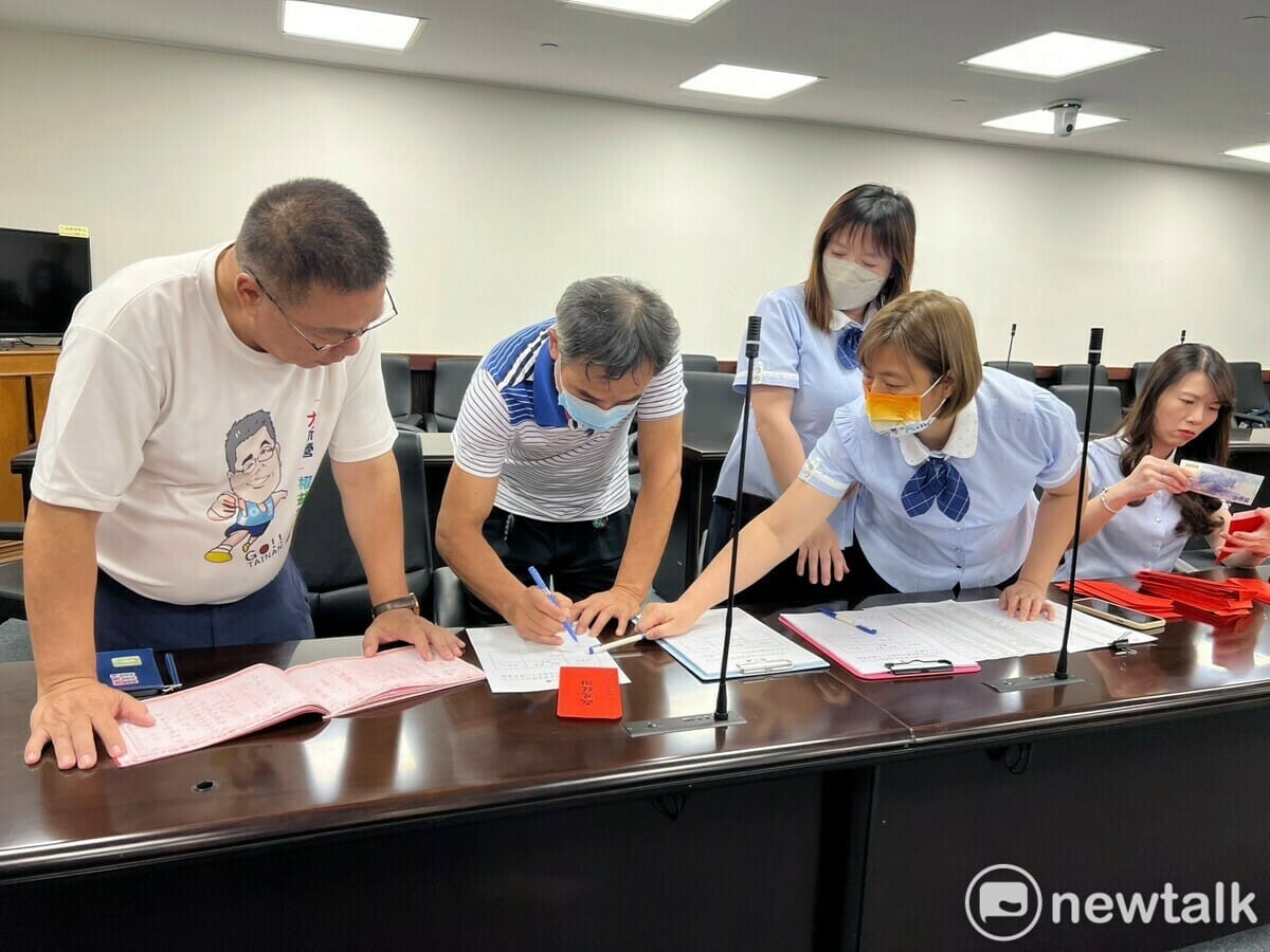 台南市議員蔡育輝對於服務處喬遷官員送禮引發的紛擾，向社會大眾致歉，並請官員們將禮品全數退回。 圖：黃博郎／攝