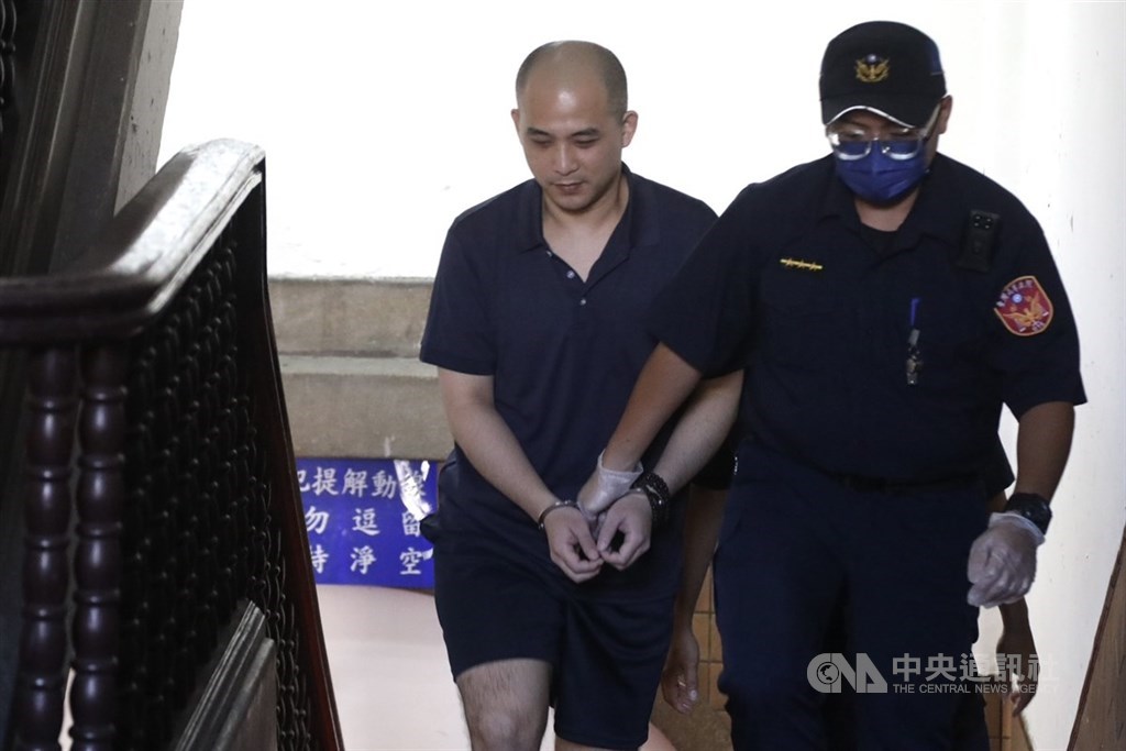 圖為在押中的總統府維安前憲指部211營士官賴重宇（左）。（中央社檔案照片）