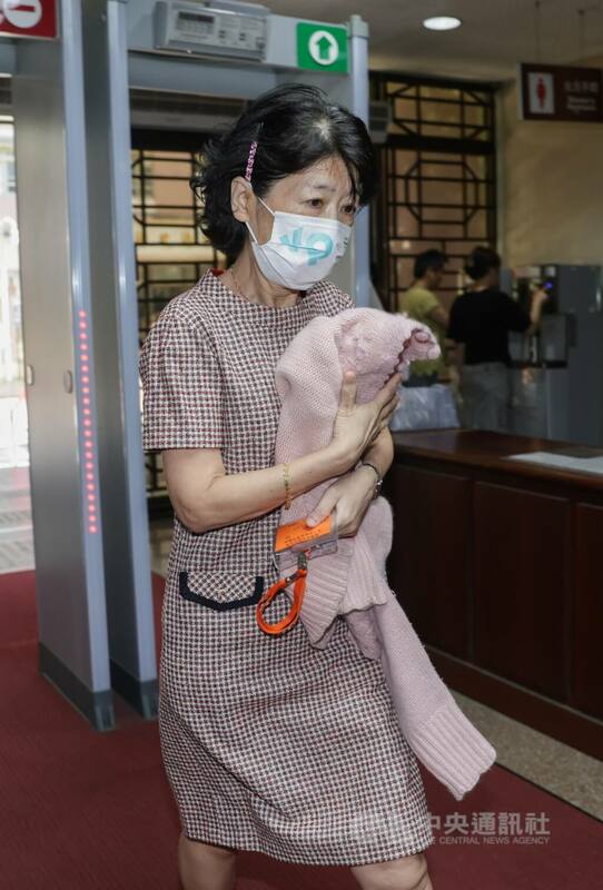 陳佩琪法庭內大吼 京華城案審判長要求法警拘束