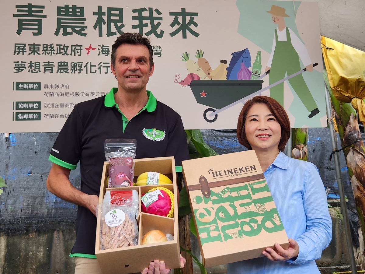 周春米(右)與Meulen推廣屏東縣農特產品。 圖：屏東縣政府提供