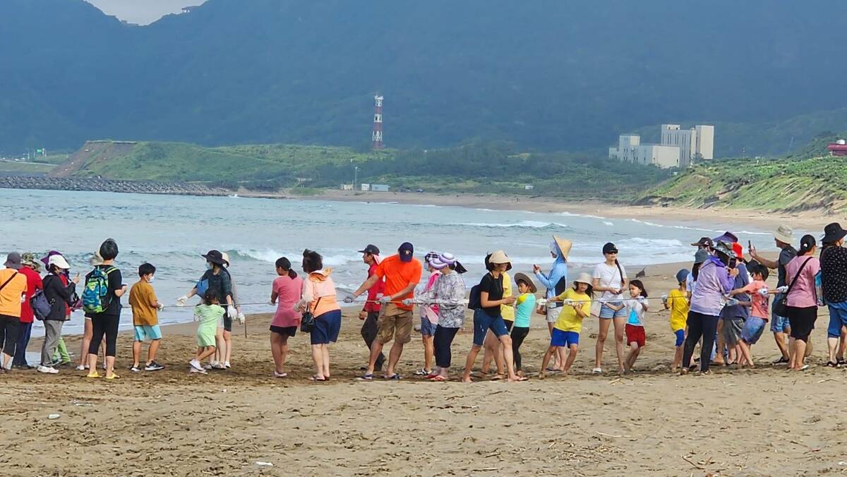 大家齊心拉網體驗牽罟。 圖：金山區公所提供