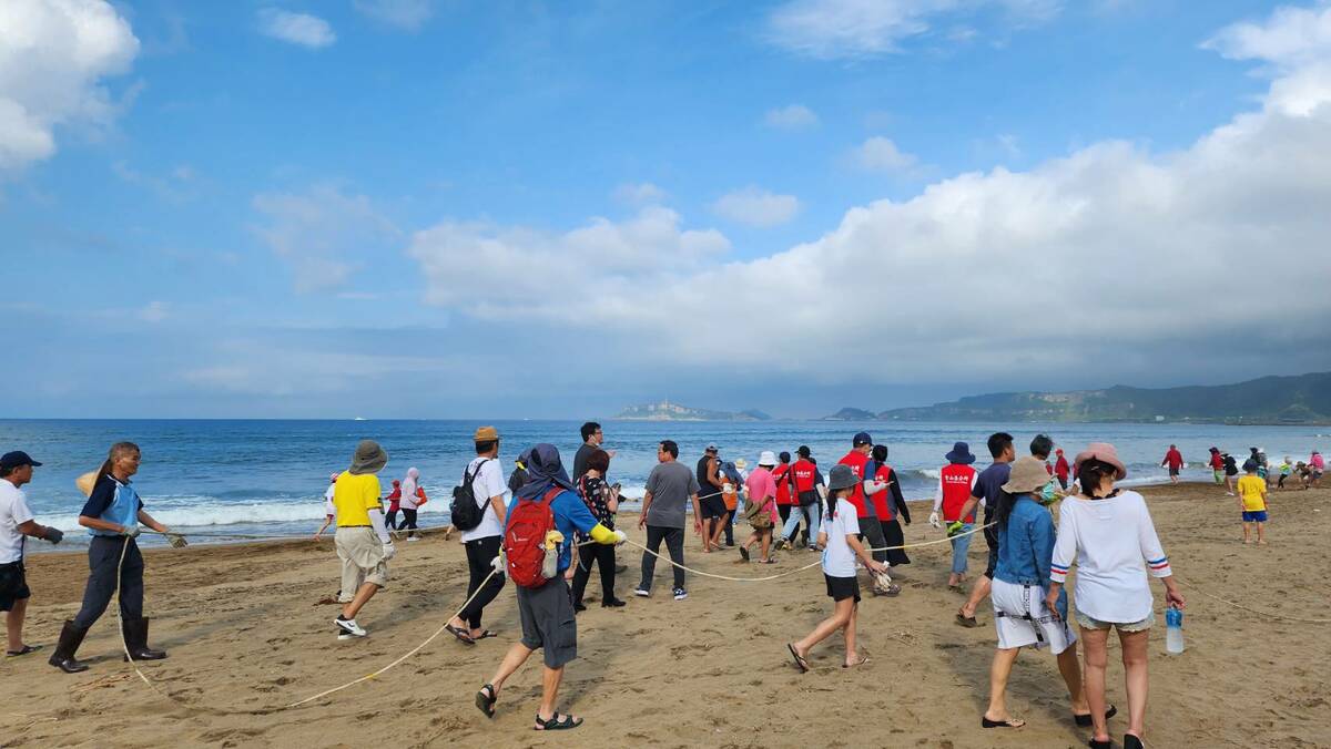 新北市樂活節牽罟趣活動天氣晴朗，民眾參與踴躍。 圖：金山區公所／提供 (資料照)