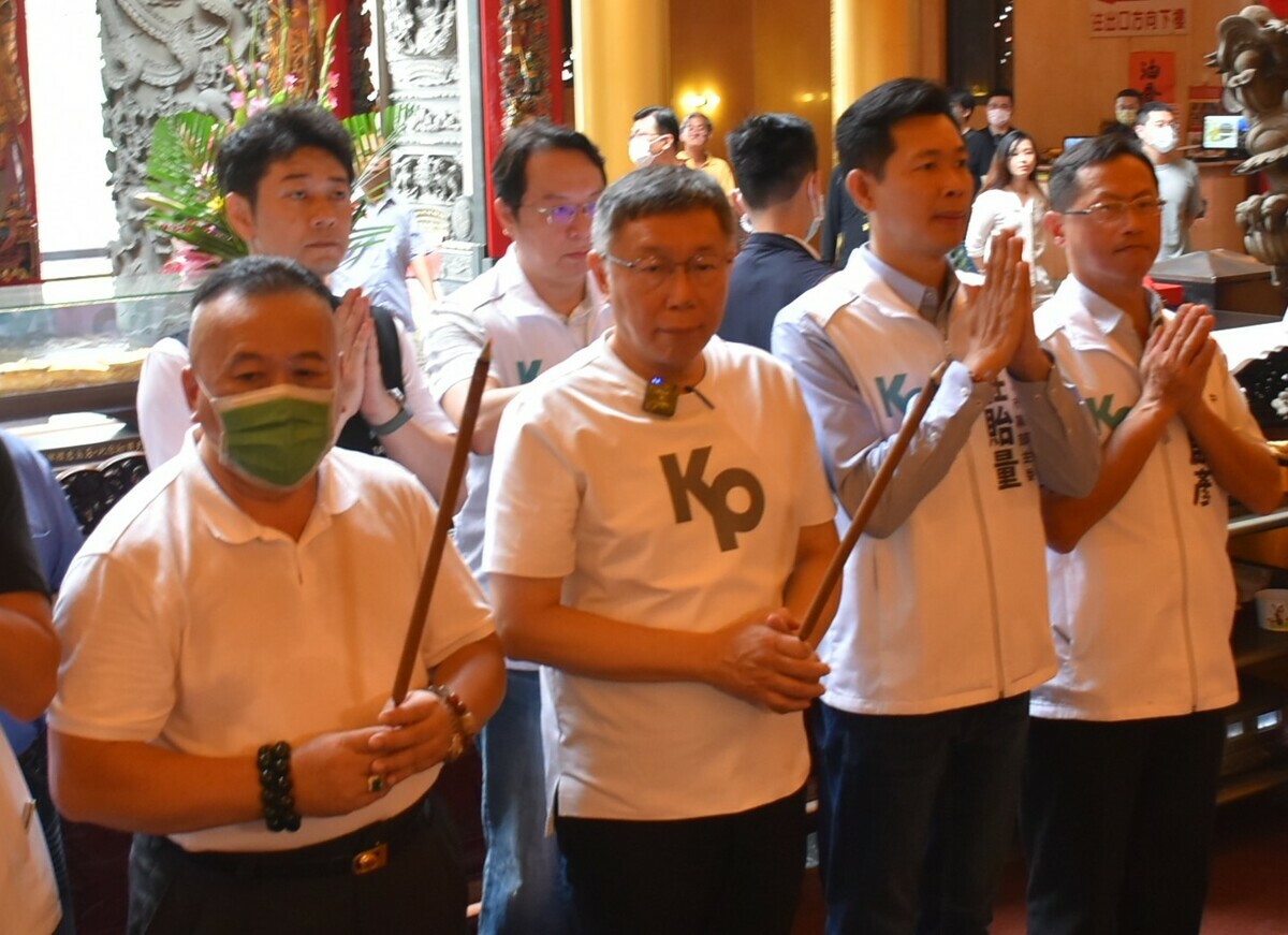 柯文哲(前排左二)至鳳山天公廟參拜。 圖：孫家銘攝