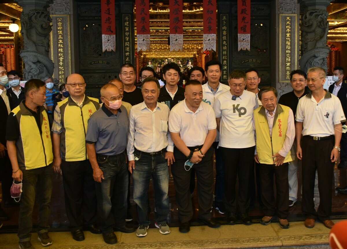 柯文哲(前排右三)與廟方人員合影。 圖：孫家銘攝