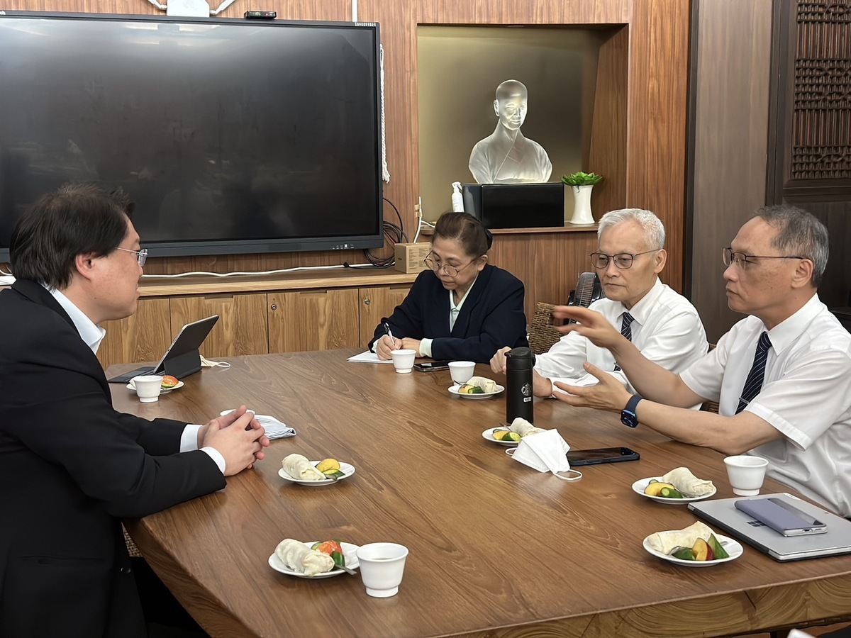 林右昌與慈濟執行長顏博文等人暢談。 圖：內政部提供